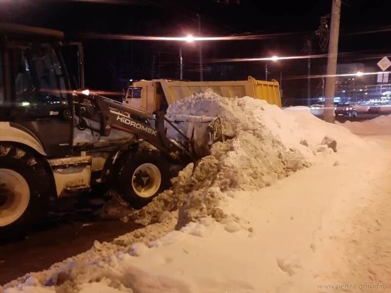 Снег в пензе. Пенза в сугробах. КАМАЗЫ возят снег в Пензе. Возят снег в Пензе. Соната застряла в Пензе в снегу.