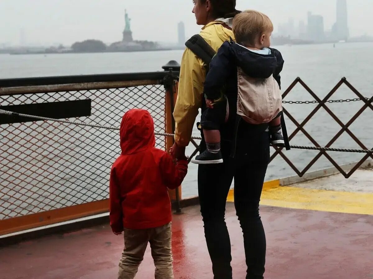 Мексиканские иммигранты. Мигранты в европе. Миграционный центр сша. Беженцы. Мигранты из средней азии в москве.