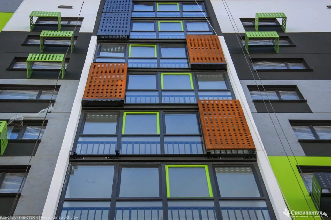 Лоджия в современном стиле. Кондиционер внутри балкона с остеклением. Интерьер лоджии. Ограждение для кондиционера на фасаде. Кондиционерные блоки на балконе декор.