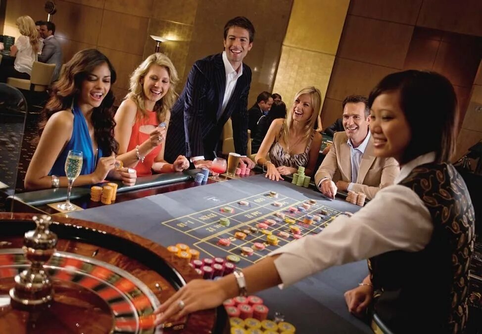 Игры в заведениях. Рулетка казино. Игра Рулетка в казино. Люди в казино. Рулетка казино крупье.