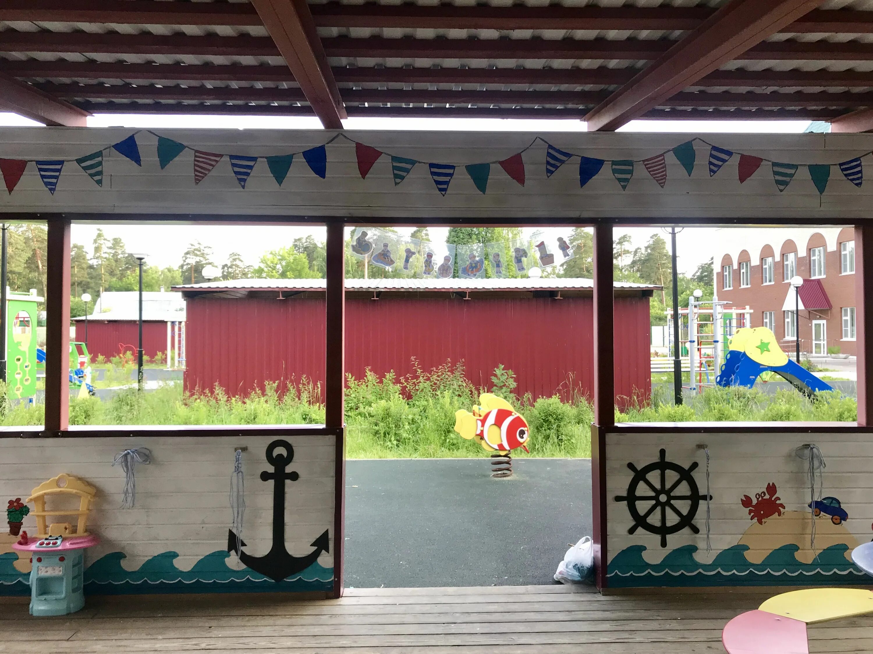 Детская веранда для детского сада. Веранда в детском садике. Украшение веранды в детском саду. Вноаеда в детском саду. Веранда в детском саду.