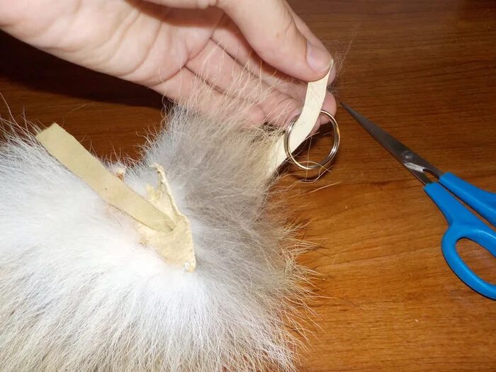 как закрепить мездру лисы видеоурок. шьём хвост лисицы из меха. кисточки из меха. брелок меховой хвост. купить меховой хвост круглый.