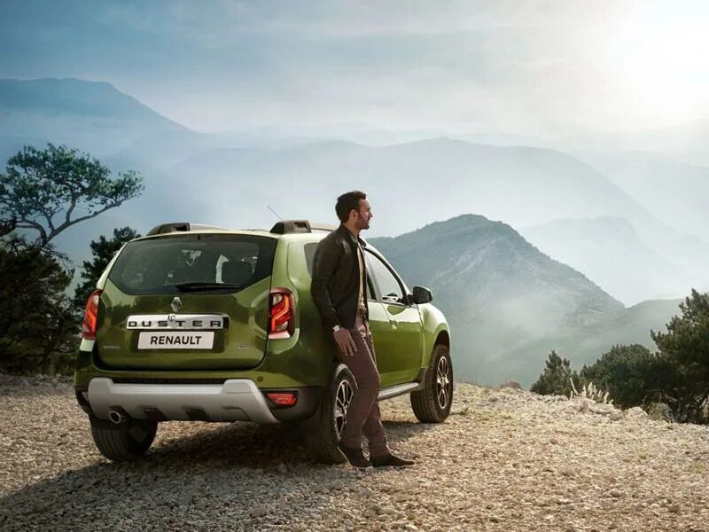 Dacia Duster reklama. Renault Duster 2 л, 143 л.с., мкп6, 4wd, 5дв., Life. Реклама Renault Duster 2016. Рено Дастер и человек.