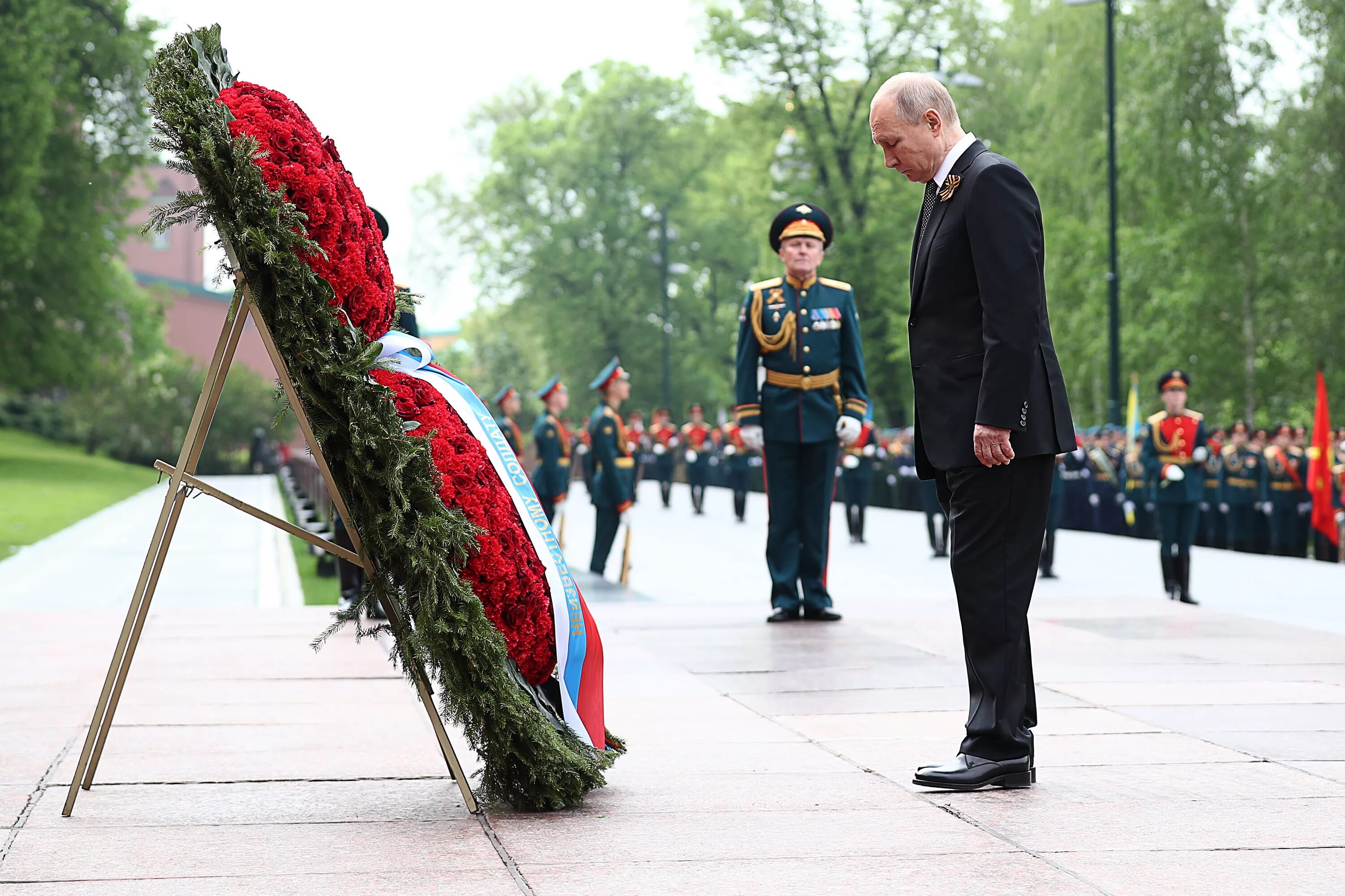 9 мая 18. Возложение цветов к могиле неизвестного солдата в Москве. Могила неизвестного солдата Москва возложение цветов 9 мая.