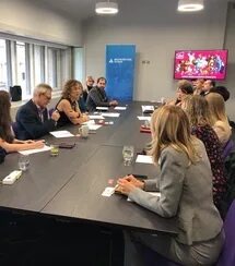 Discussed fora. Discussed fora. Discussed fora. Круглый стол конференция. Совещание без фона.