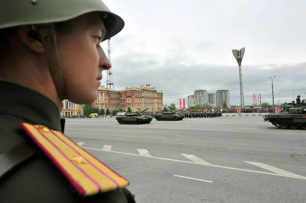 Парад в ростове на дону 2025. Парад ростов на дону 2025. парад в ростове на дону 9 мая 2025. репетиция парада победы ростов. парад на театральной площади в ростове на дону.