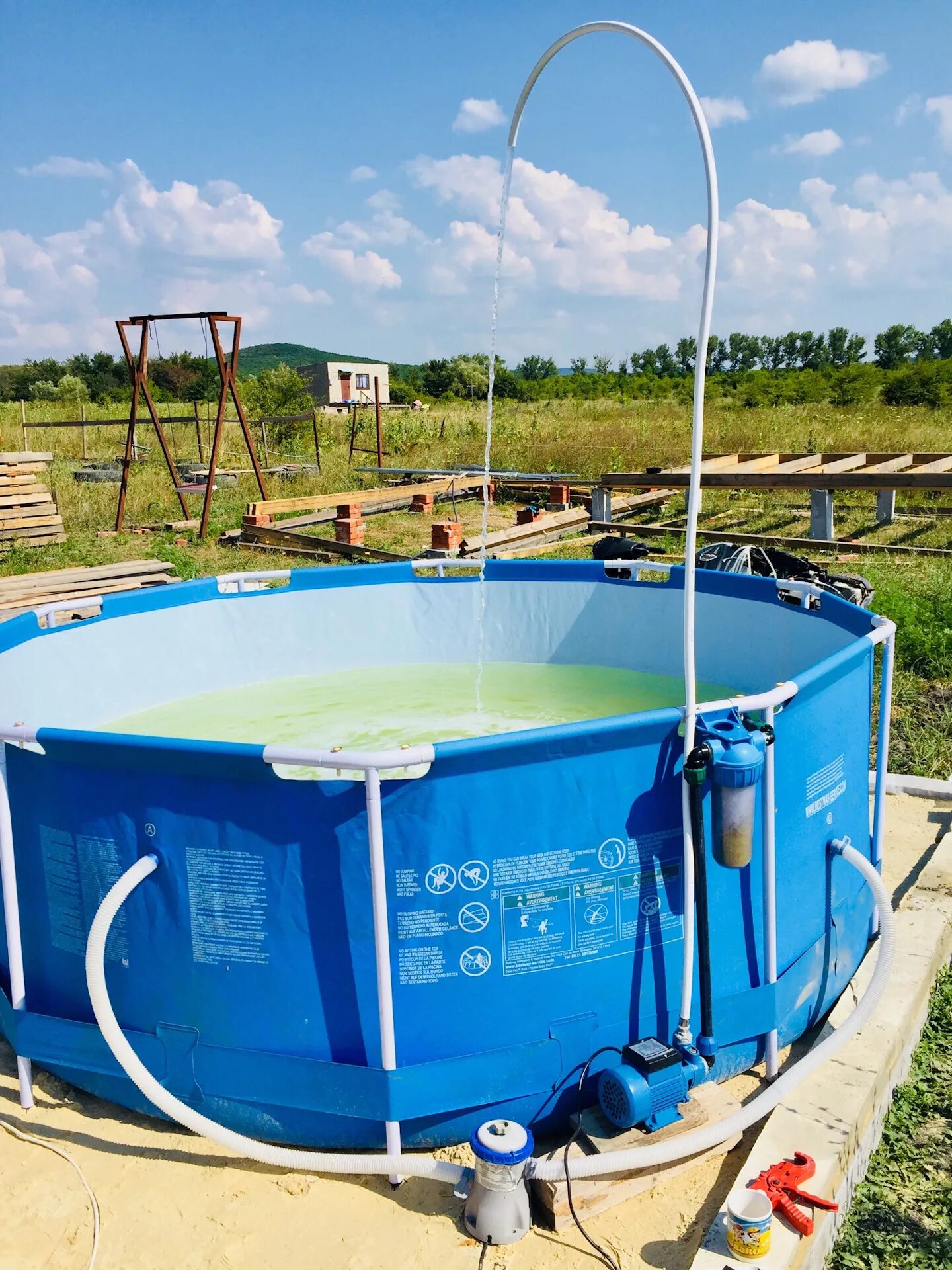 Уровень воды в каркасном бассейне. Водный бассейн. Вода в каркасном бассейне. Долив воды в бассейн. 18 куб воды