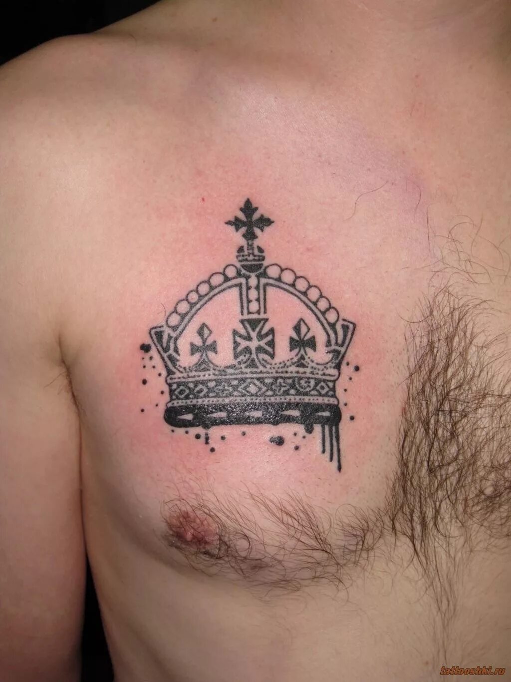 Корона тату мужчин. Тату корона на груди. Тату корона на груди мужские. Тату корона для мужчин. Тату корона на плечах.