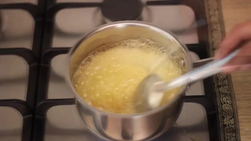 Как проверить качество топленого масла. Топленое масло своими руками. Растопленное сливочное масло. Топленое масло в духовке. Как выглядит растопленное сливочное масло натуральное.