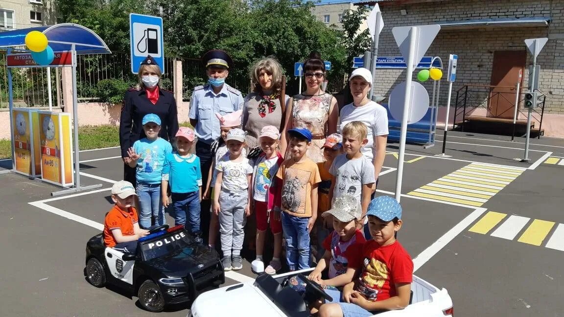 Светофор для детского сада. Дорожное движение детский сад. Светофор для детского сада. День гаи в доу. День гаи в доу.