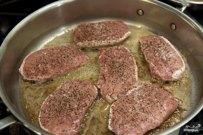 Как жарить мясо свинины. Мясо на сковородке. свинину на сковороде. мясо на сковороде свинина. жареная свинина на сковороде.