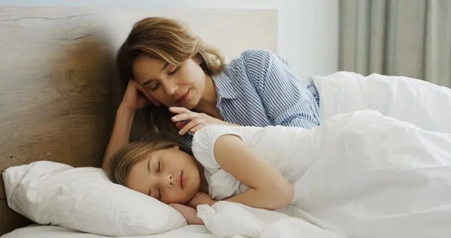Мама укладывает дочку спать. Мама с дочей сон.