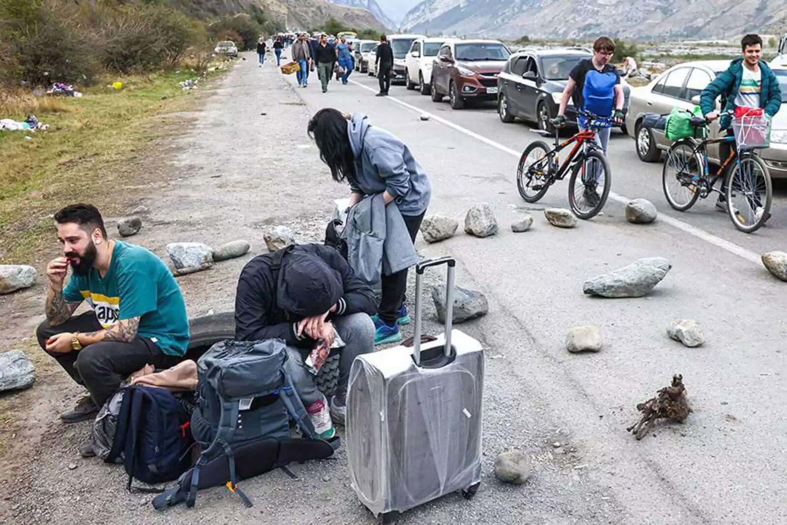 Через границу грузии. Верхний Ларс беженцы. Велосипеды границе Ларс. Россияне сбежавшие в Грузию. Бегут в Грузию.