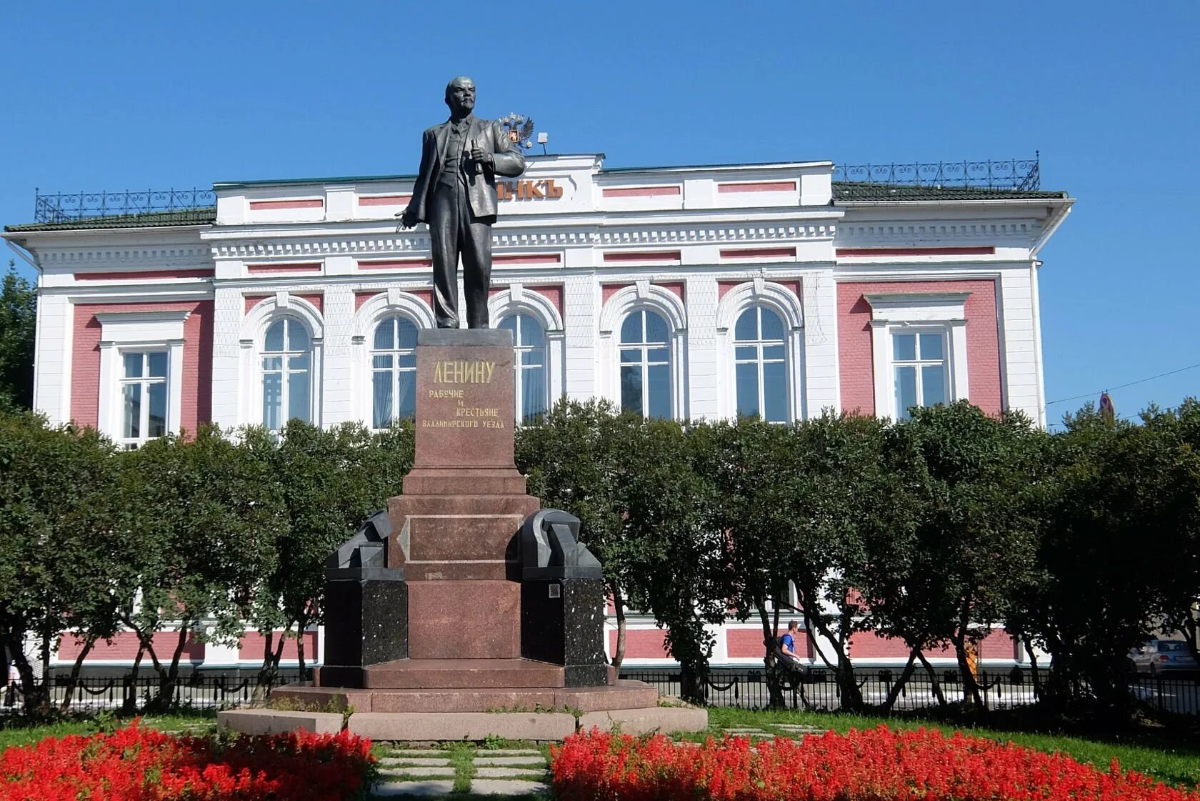 Ленин орджоникидзе. Статуя Ленина Владикавказ. Памятник Ленину скульптор Шильников. Урюпинск памятник Ленину.