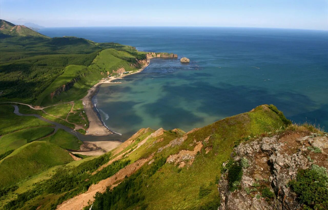 Остров южный сахалин. Пейзаж вулкан камчатка. Остров сахалин дальний восток. Река кроноцкая камчатка. Остров сахалин дальний восток.