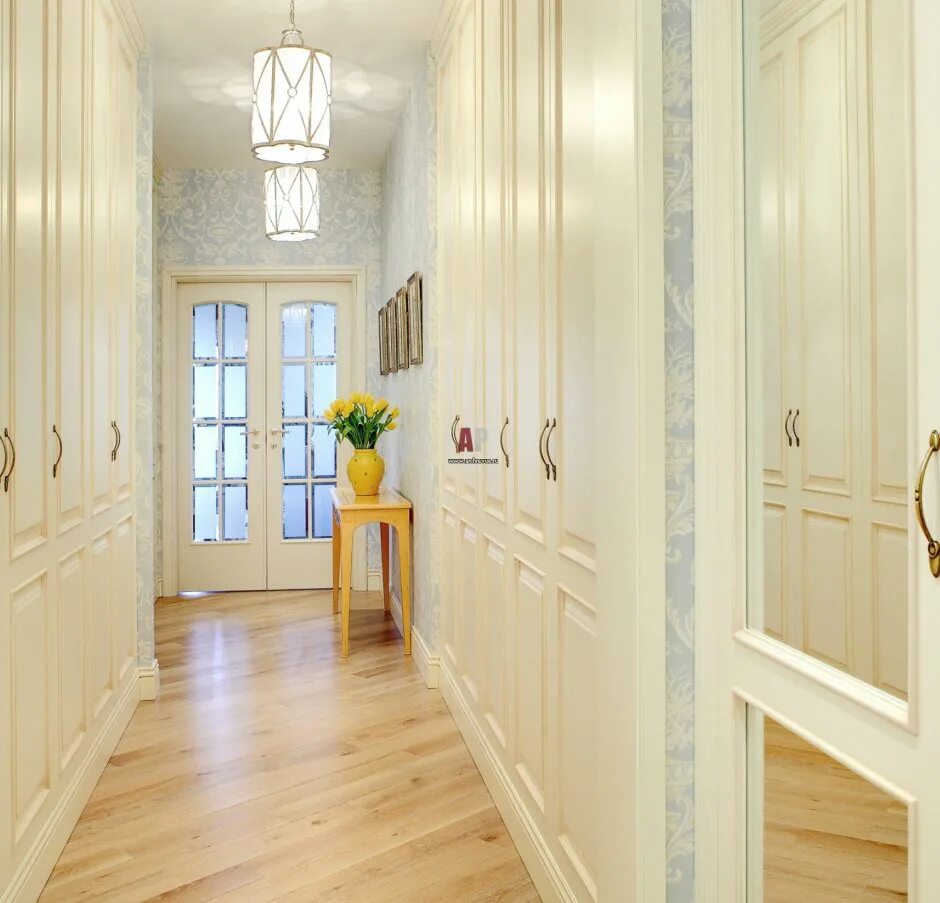 Стены со светлыми дверями. Светлые двери в интерьере. Прихожая в светлых тонах. Бежевые двери в интерьере. Царговые межкомнатные двери в интерьере.