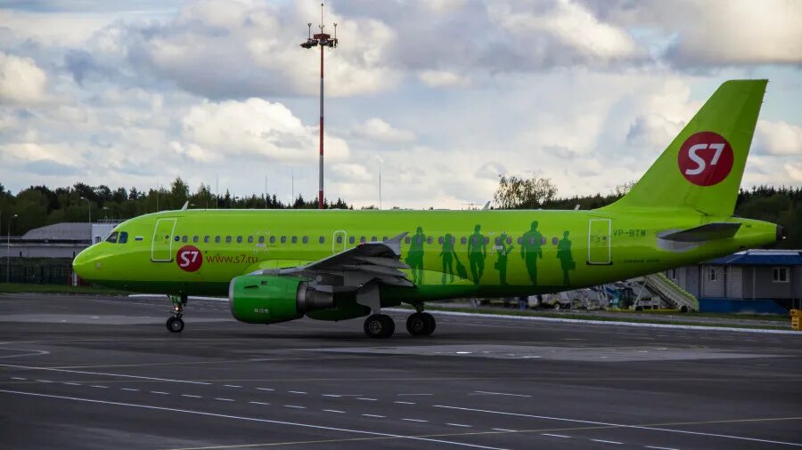 S7 airlines москва. Эссевен s7. Рейс s7 6002. Самолет с 7 в Домодедово. S7 1138.