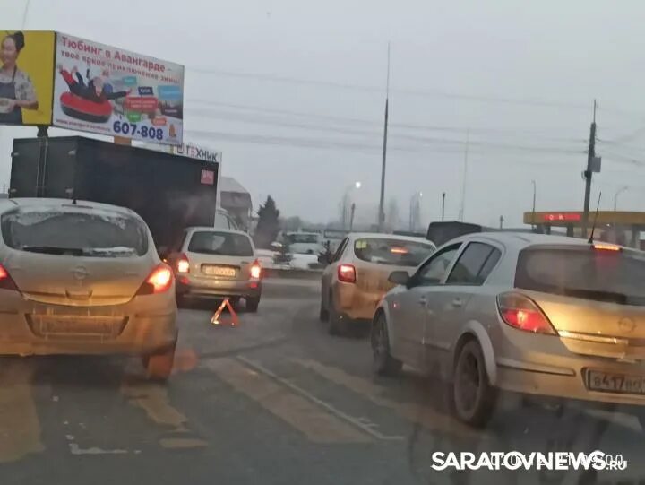 Тархова проспект Строителей. Авария на выезде из Саратова сегодня. ДТП на проспекте Строителей 17 ноября город Саратов. Авария на Тархова Саратов. Выезд на ленинский