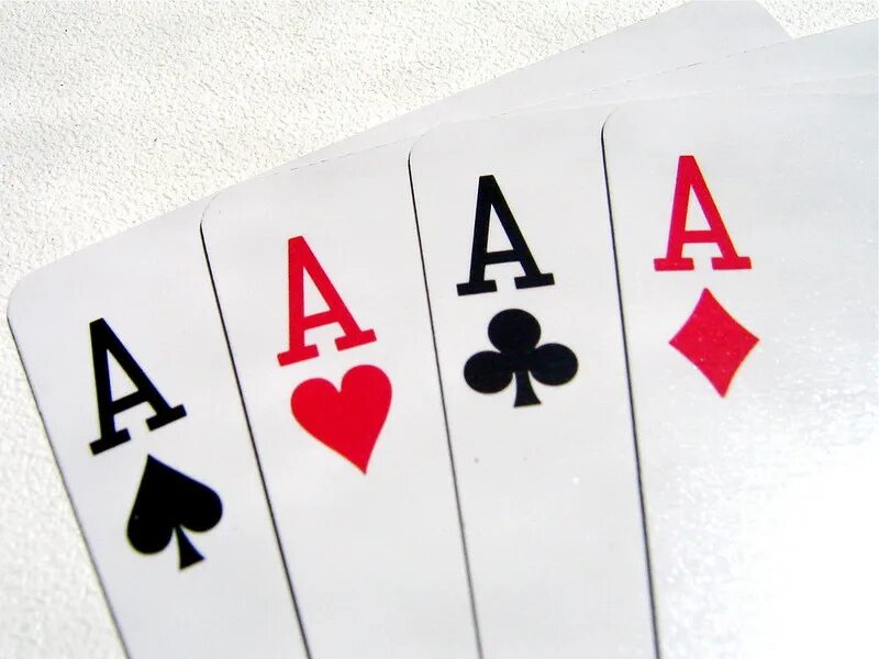 Карты на четверых. Покер карты. Каре Покер. Четыре туза в покере. Игральные карты туз.