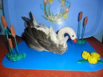 Лебедь из шишки и пластилина