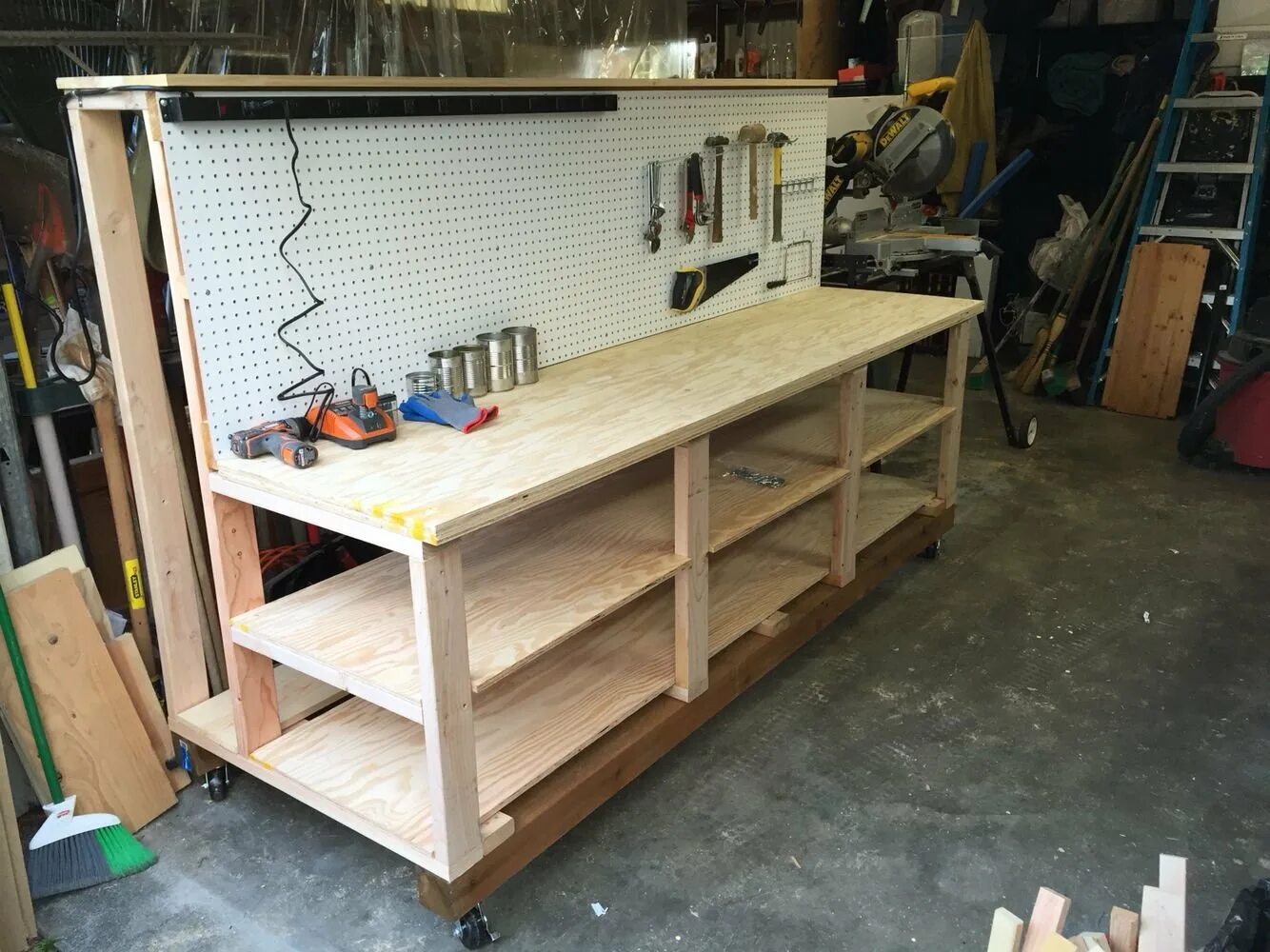 Стол в гараж своими руками из дерева. Верстак wood garage. деревянный верстак в гараж. столярный стол в гараж. угловой верстак в гараже.