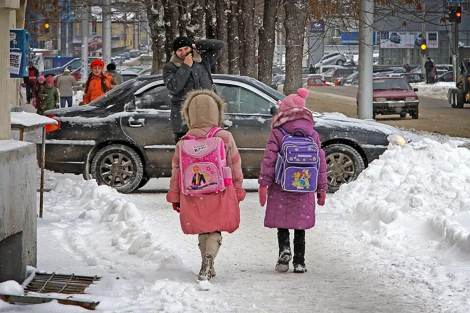 В виду сильных морозов занятия отменены. Школьники зимой. Дети идут в школу зимой. Дети ходят в школу зимой. Дорога в школу зимой.