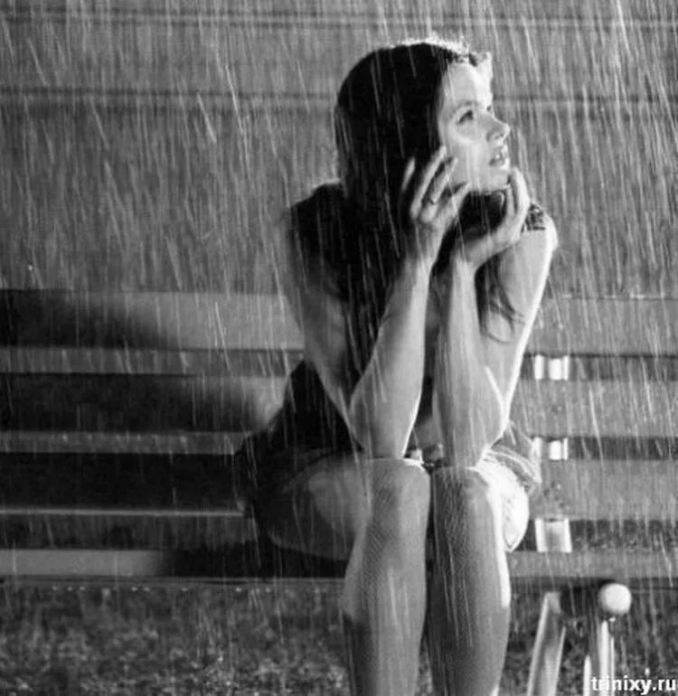 Плачу под песню. Плачущая девушка под дождем. Грустная девушка под дождем. Девушка плачет под дождем. Девушка сидит под дождем.