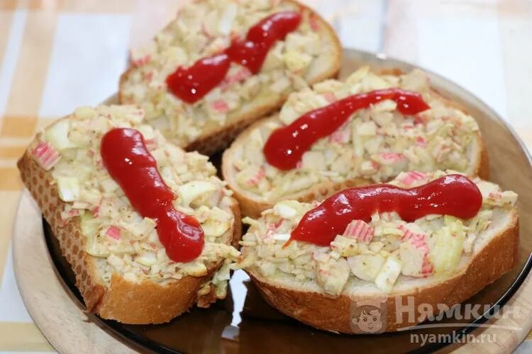 Бутерброды крабовые палочки с сыром и яйцом. Бутерброды с крабовыми палочками и сыром. Бутерброды за 5 минут. Бутерброды с крабовыми палочками и сыром. Бутерброды с крабовыми палочками и сыром.