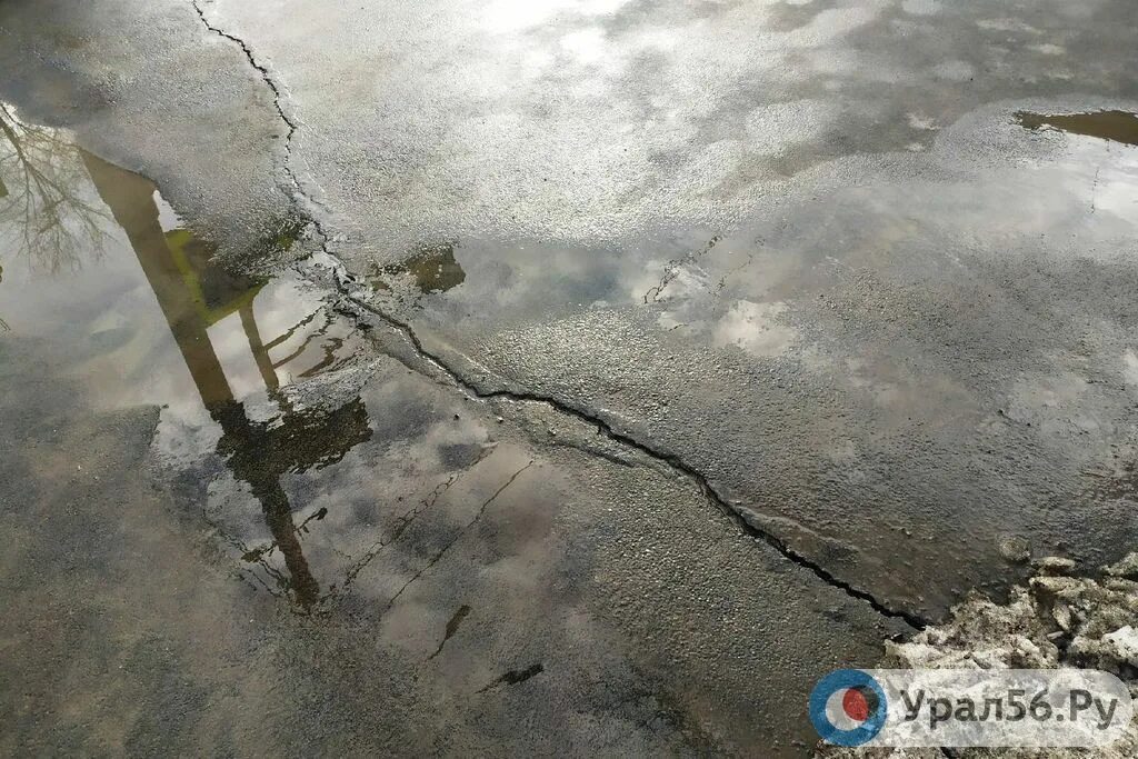 Залить трещины на асфальте в Орске. Трещины дороги в Хабаровске наливают битум. Взрыв битума на Сахалине. Раз оступилась по льду пошли трещины. Раз промахнулась по льду пошли трещины