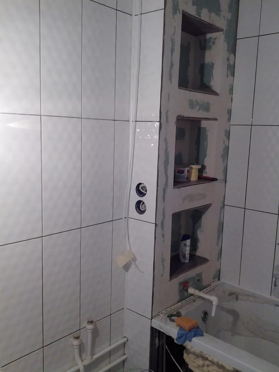 Короб в ванной из гипсокартона под плитку. Короб в ванной с полками. короб из плитки в ванной с полками. короб в ванной с полочками. короб для труб в ванной с полками.