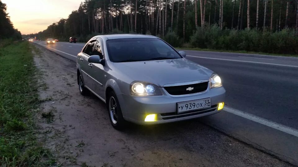 Противотуманки Лачетти седан. Противотуманки желтые на Лачетти седан. Chevrolet Lacetti свет фар. Противотуманные фары Шевроле Лачетти. Противотуманные фары лачетти седан