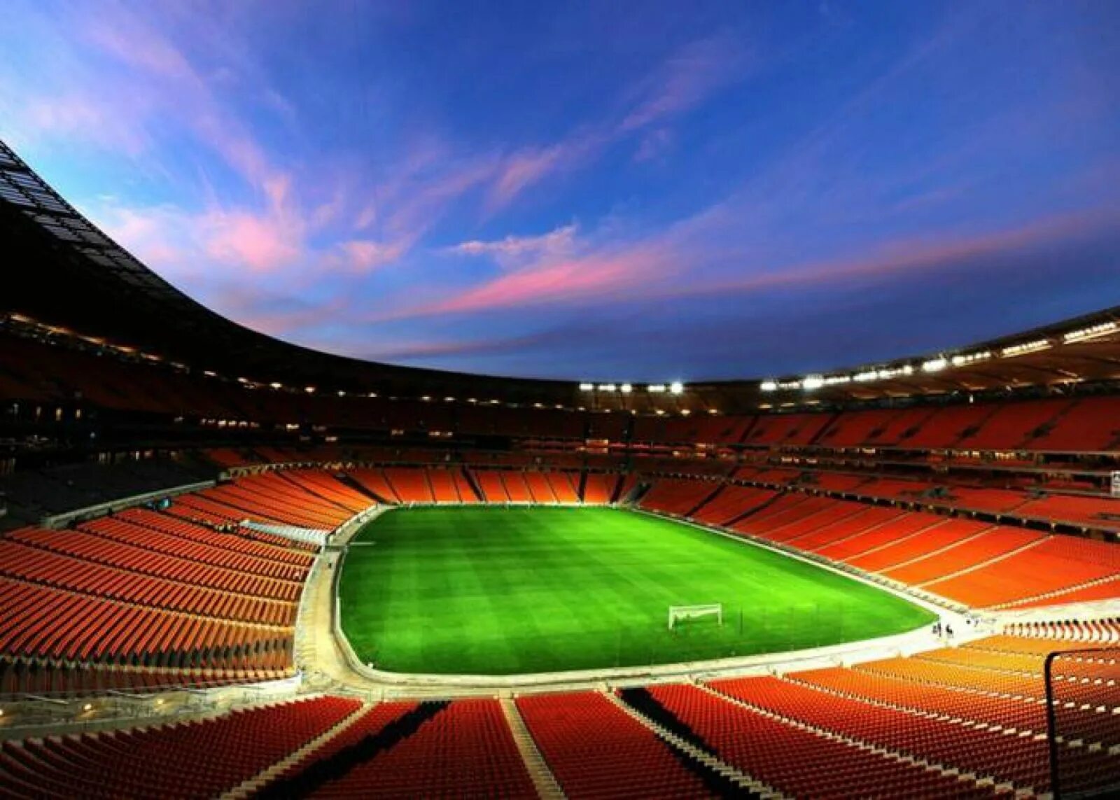 Стадион СОККЕР Сити Йоханнесбург. СОККЕР Сити стадион ЮАР. Soccer City в Йоханнесбурге. Стадион ФК Альмерия.