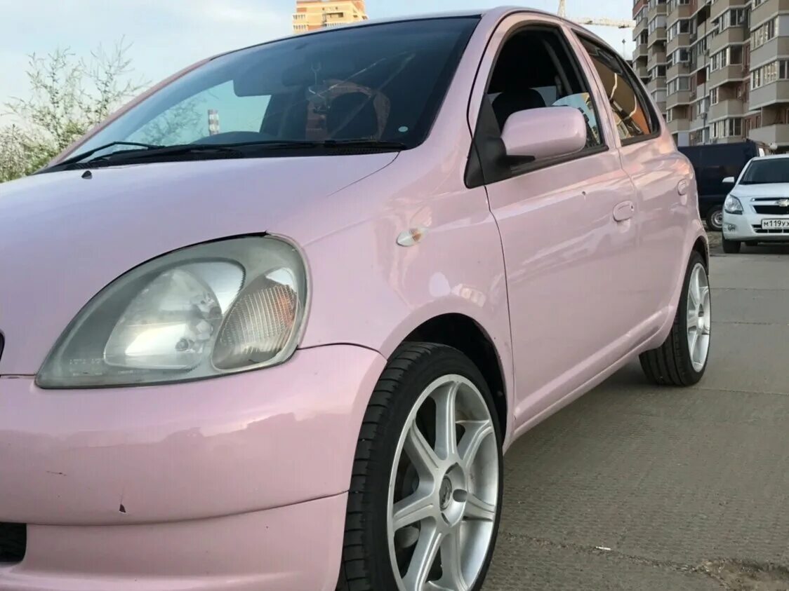 Купить витц в красноярске. Toyota Vitz 2000 розовая. Toyota Vitz 1999 розовая. Тойота Витц розовая. Toyota Vitz 1.0 2000.