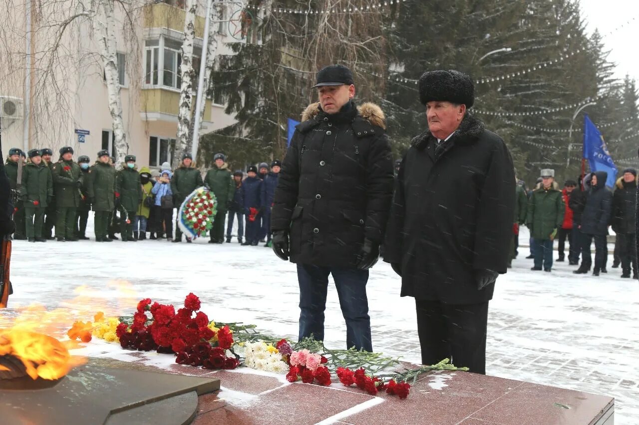 Возложение венков участникам локальных войн. Вечный огонь Петрозаводск возложение венков освобождение Карелии. Перми пройдёт митинг в честь дня защитника Отечества. Курганские новости за 23 февраля вечер.