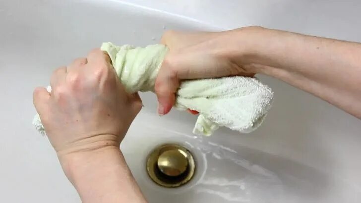 Промокнуть полотенцем. Мокрое полотенце. Полотенце смочить водой. Выжать полотенце. Выжимание тряпки.