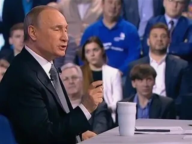 Кружка Путина на пресс конференции. Стакан Путина на пресс-конференции. Зрители в студии на прямой линии Путина. Правильные новости сайт