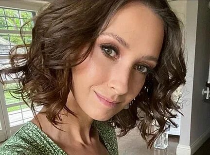 Klitoris va kokrak uchlarini yaladi