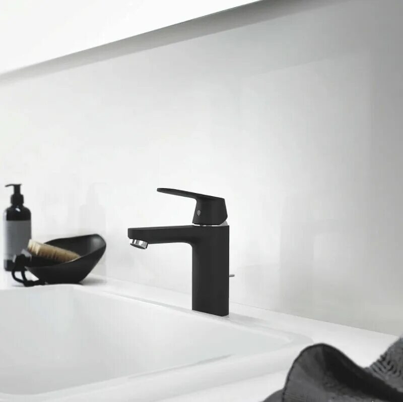 Смеситель грое черный для ванной. Смеситель grohe черный. Grohe quadra, черный бархат. Смеситель grohe черный матовый. Grohe eurosmart cosmopolitan 23327kw0.