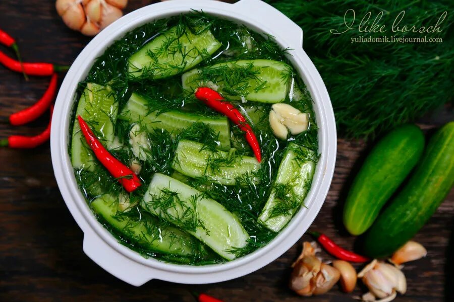 огурцы на кето. кето смузи с авокадо. смузи на белом фоне. смузи огурец сельдерей. огуречный смузи.