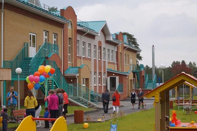 Новая спортивная площадка школы 14. Липовая роща ижевск. Школа липовая роща. Детский сад липовая роща ижевск. Открытые волейбольные площадки.