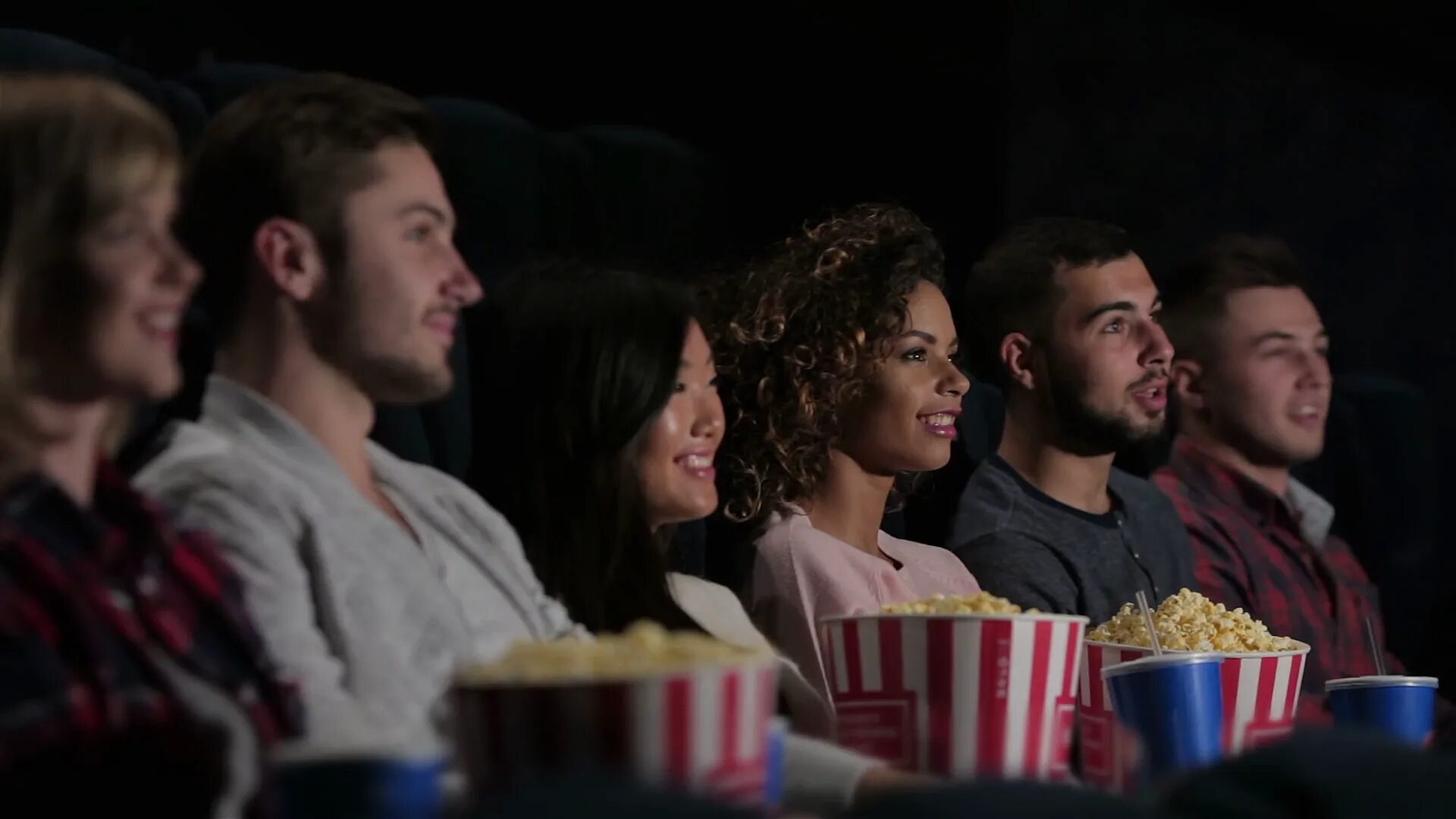 Друзья в кинотеатре. Люди в кинотеатре. Подруги в кинотеатре. They like going to the cinema