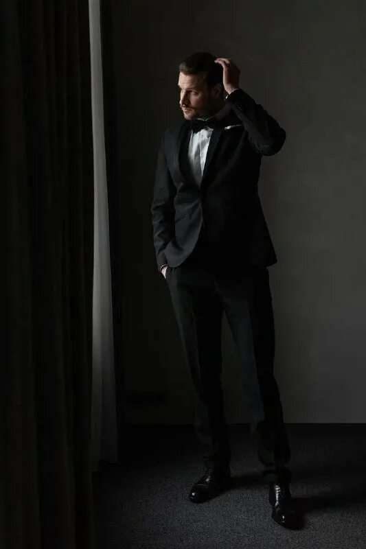 костюм. тео джеймс 2022. мужчина в костюме. мужчина в костюме. красивый мужчина в костюме.