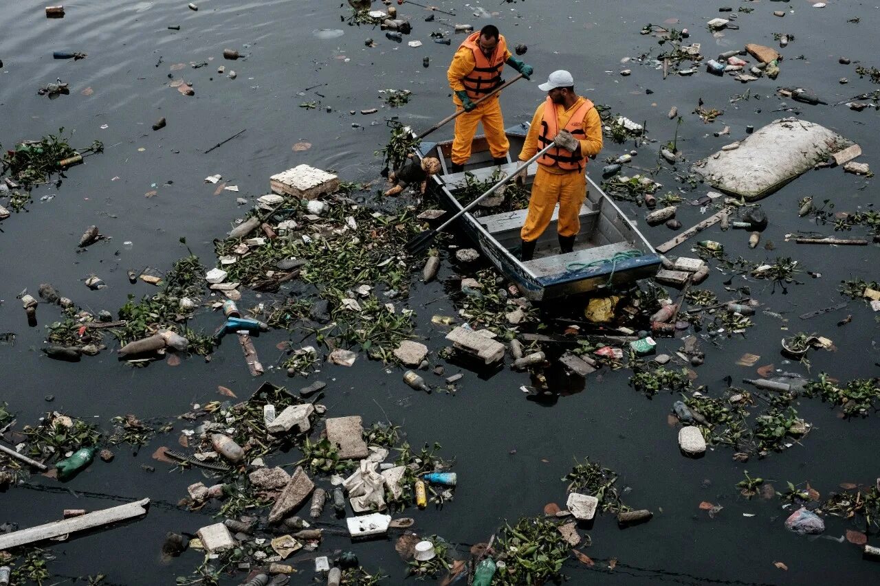 Загрязнение воды. Загрязнение воды бытовыми отходами. Загрязнение воды мусором. Загрязнение мирового океана.