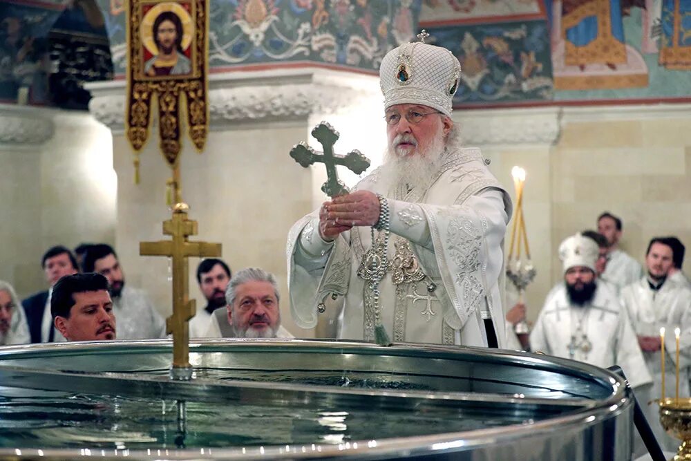 патриарх кирилл крещение господне. патриарх кирилл в алтаре проскомидия. 18 января можно причаститься. 18 января можно причаститься. крешенский сорельником.