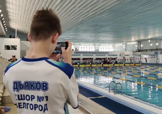 Спортсмены белгородской области. Соревнования по плаванию фото. Победитель плавания. Фото 15 пловцов девочек. Значок дворца водного спорта ОЭМК.