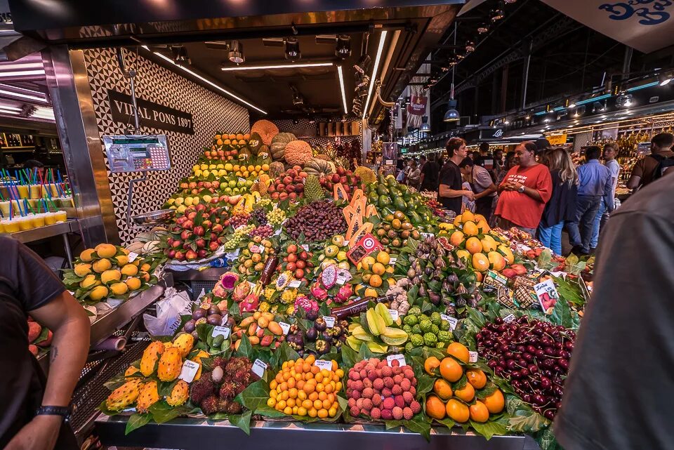 Рынок овощей и фруктов. Крытый рынок Бокерия. Рынок в Барселоне. Овощной рынок. Крытый овощной рынок.