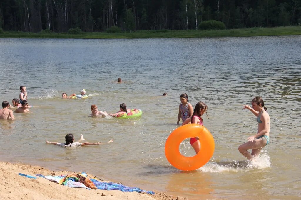 Ноябрь купаться. Купание в водоемах. Люди купаются. Опасность купания в водоемах. Купаются в пруду.