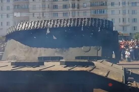 В курске на параде перевернулся танк. Танк перевернулся. Танк на платформе. В курске упал танк на параде. Курская битва танк перевернулся.