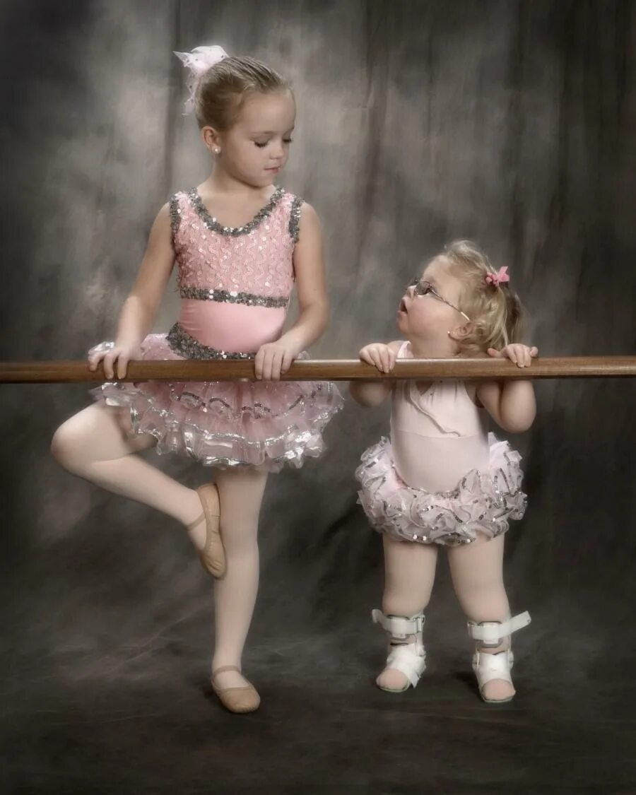 Когда ты танцуешь малыш меня волнуешь. Маленькая балерина. Маленькая смешная балерина. Самые маленькие балерины. Две балерины.