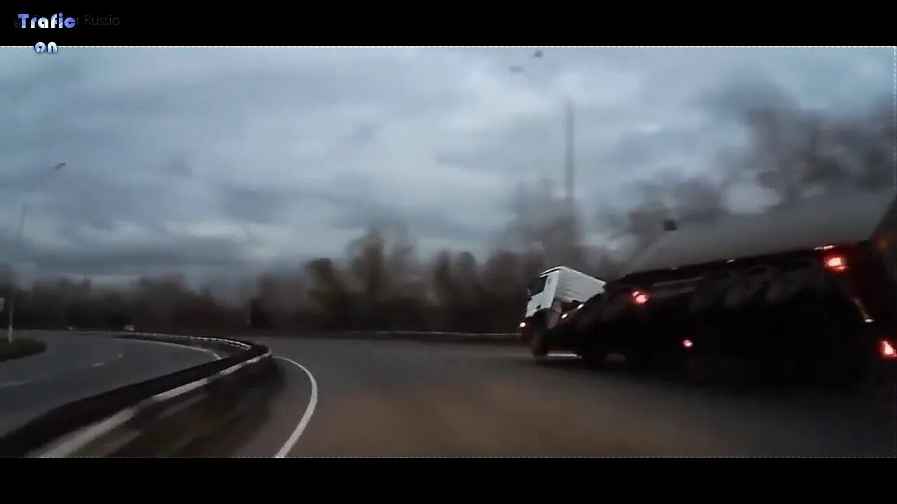 Аварии на видеорегистратор октябрь 2025 новое видео. Аварии снятые на видеорегистратор. страшные аварии снятые на видеорегистратор 2025. лобовые столкновения с видеорегистратора. автоаварии фуры страшные.